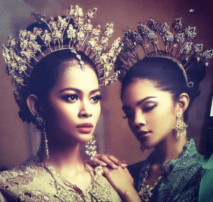 Love this head pieces. 